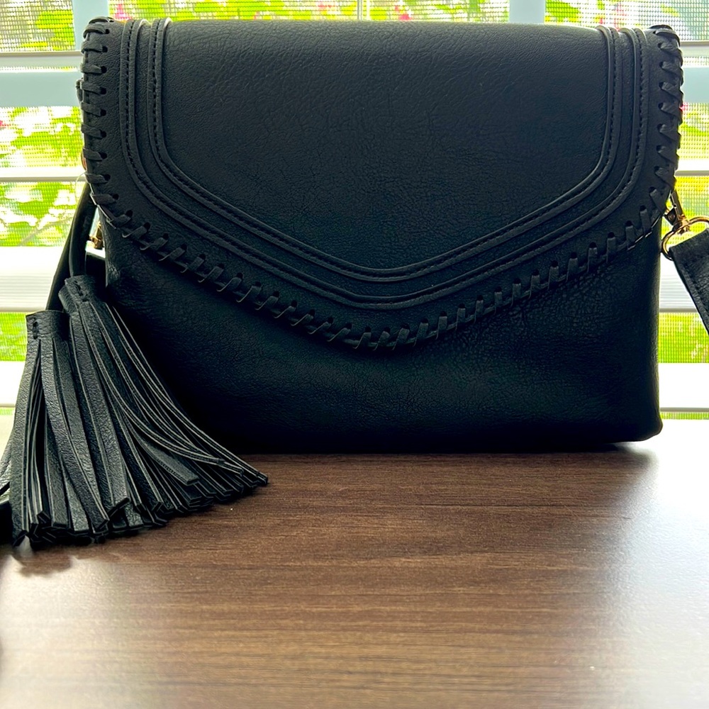 Like new Jen & Co Sloane black purse with tassel